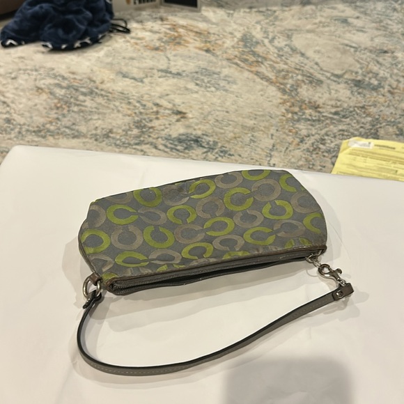  Coach satine green mini bag or wristlet 9” x 5” zipper closure in her pocket - Picture 6 of 10